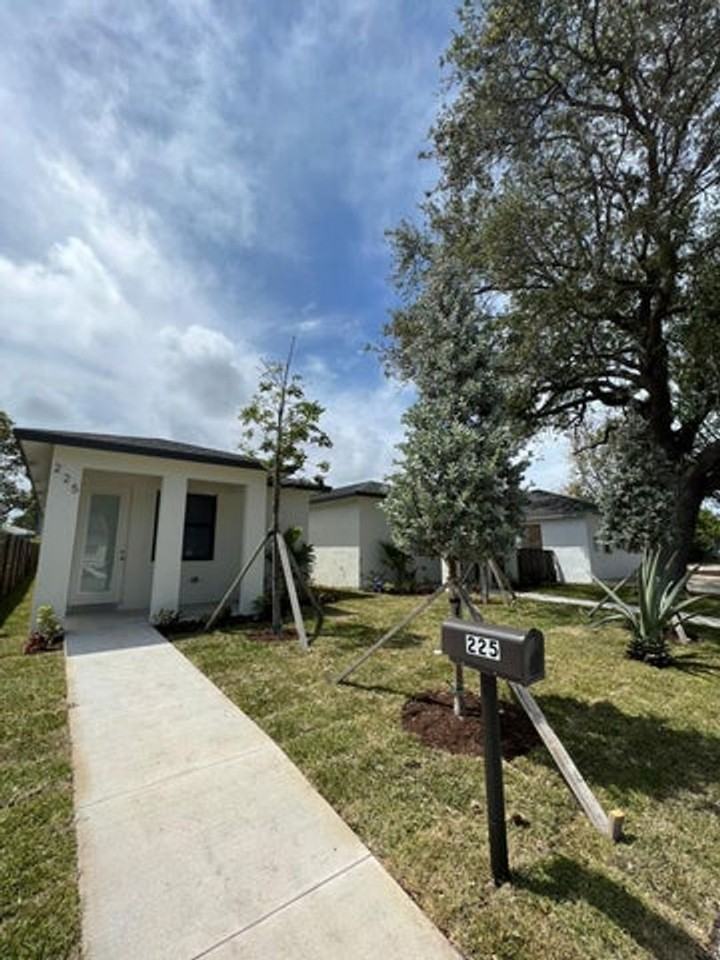 227 N E St - Photo 5 of 18