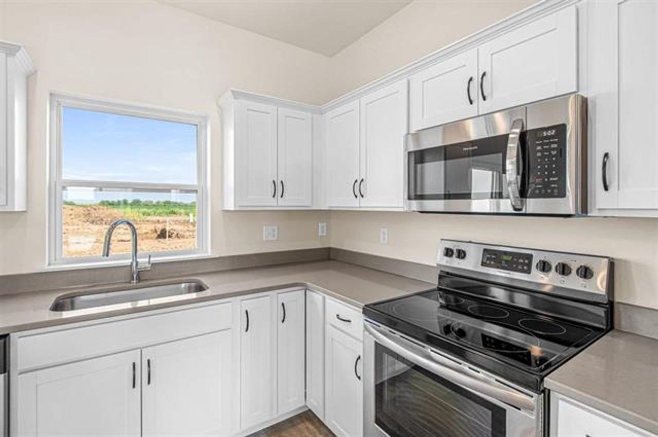 1664 Aspen Ct - Photo 4 of 20