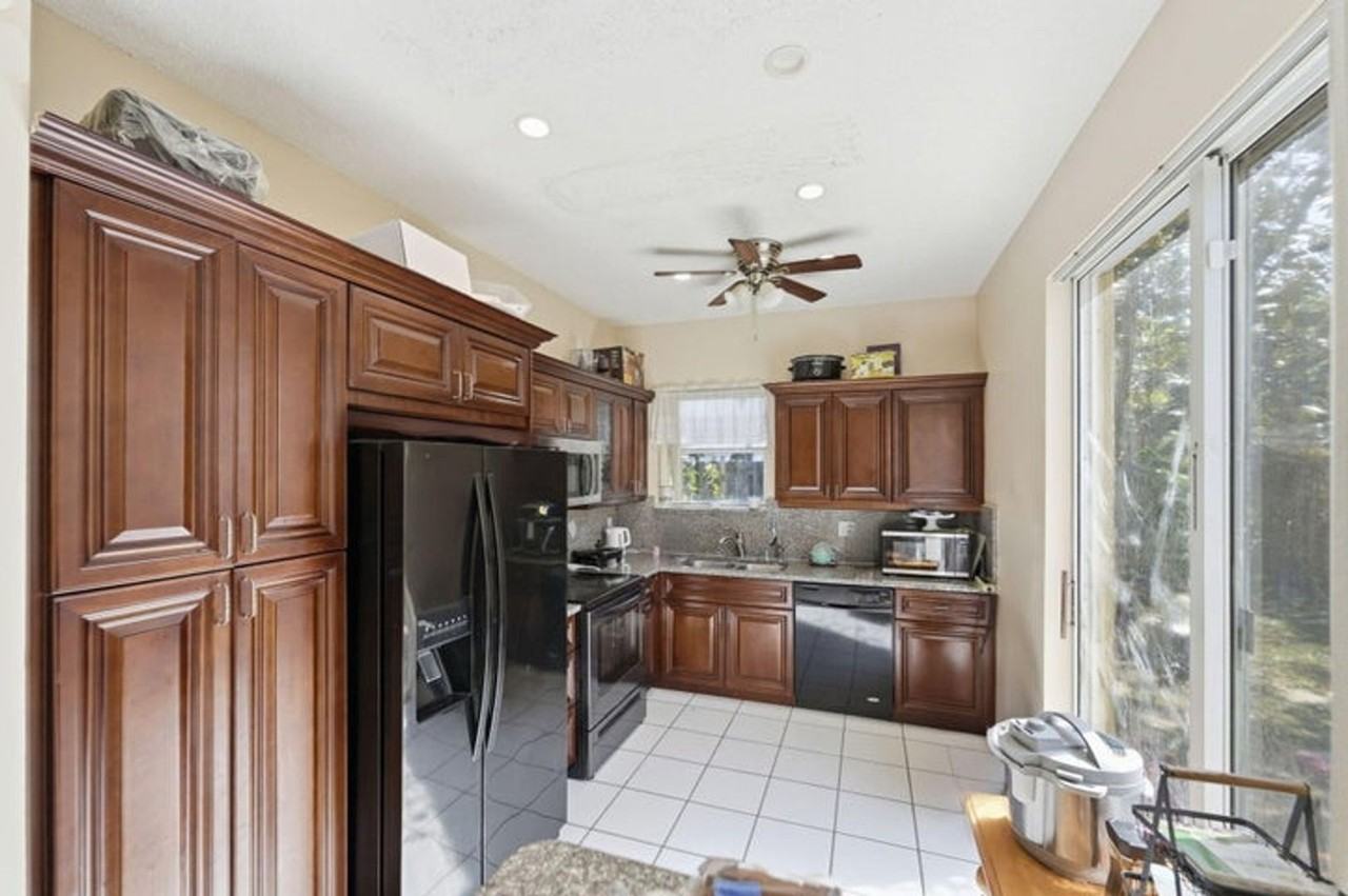 1239 Sussex St - Photo 2 of 18