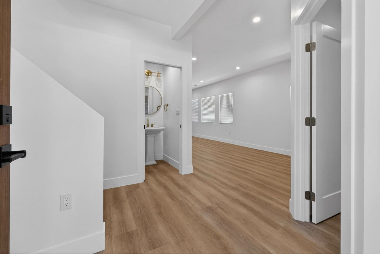 678 E 45th St #1 - Photo 4 of 21