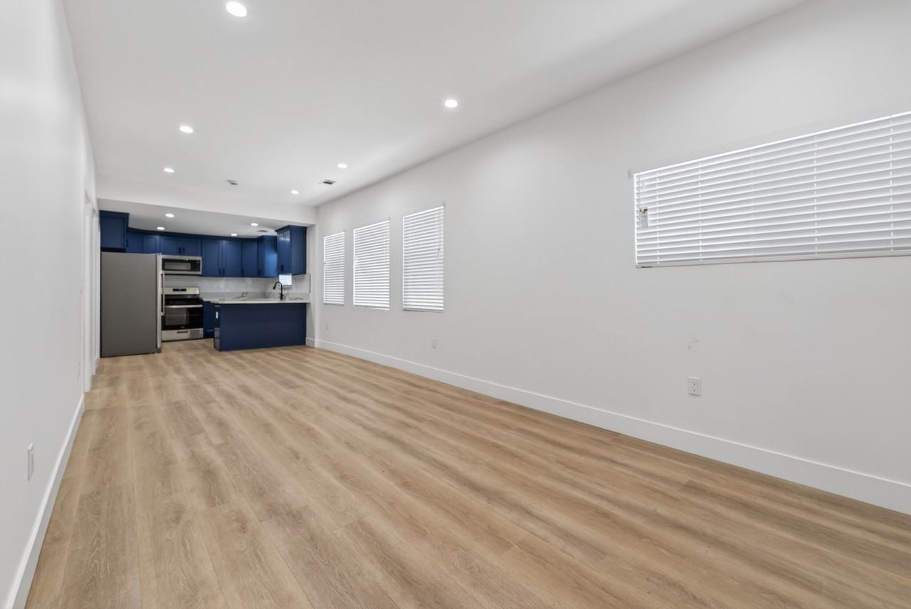 678 E 45th St #1 - Photo 6 of 21