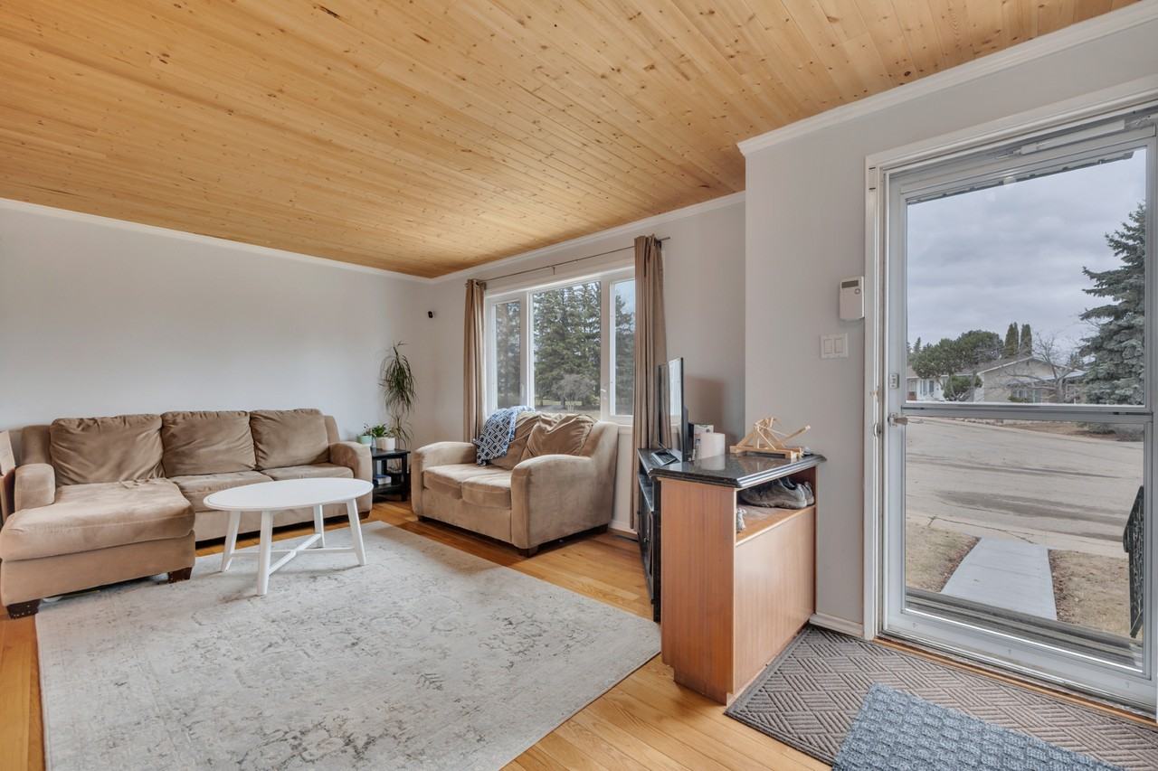 6803 135 Ave Nw - Photo 2 of 33