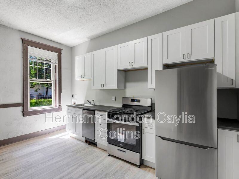 214 W Steins St #216 - Photo 3 of 16