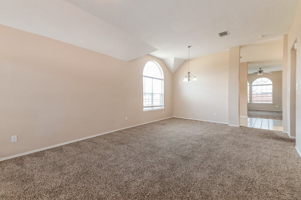 1110 Pin Oak Ln - Photo 4 of 18