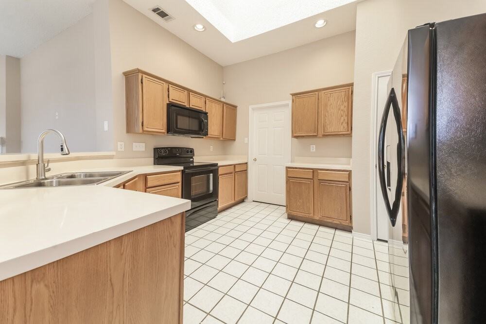 1110 Pin Oak Ln - Photo 7 of 18