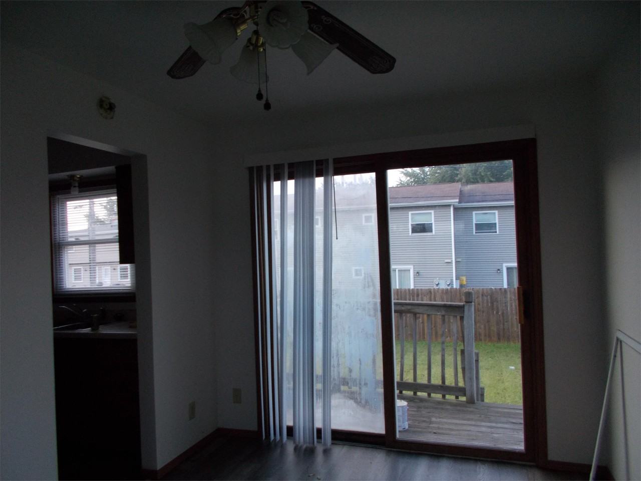 320 Joseph St - Photo 4 of 10