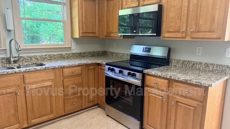 1664 Poplar Rd - Photo 7 of 14