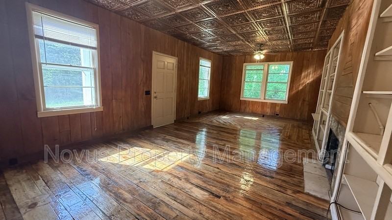 1664 Poplar Rd - Photo 3 of 14