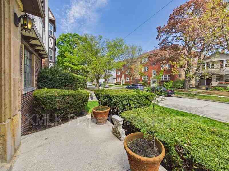 1352 Kenilworth Ave - Photo 4 of 23