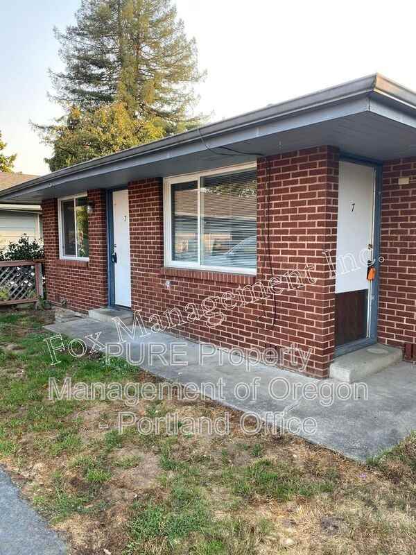 1049 Se Walnut St #7 - Photo 2 of 18