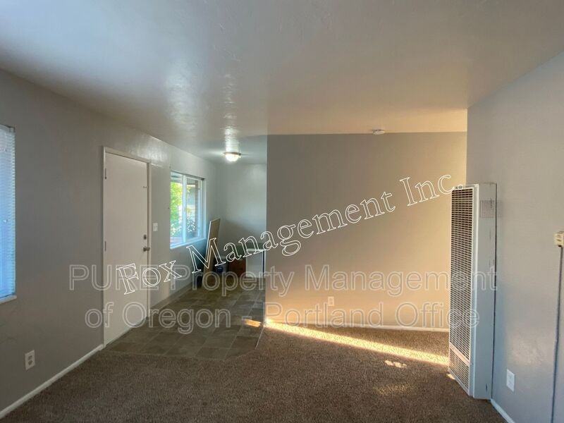 1049 Se Walnut St #7 - Photo 5 of 18