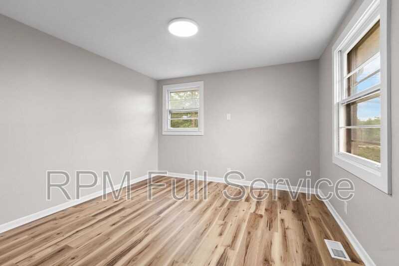 895 W Sharpe Ave #B - Photo 2 of 28