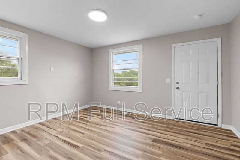 895 W Sharpe Ave #B - Photo 3 of 28