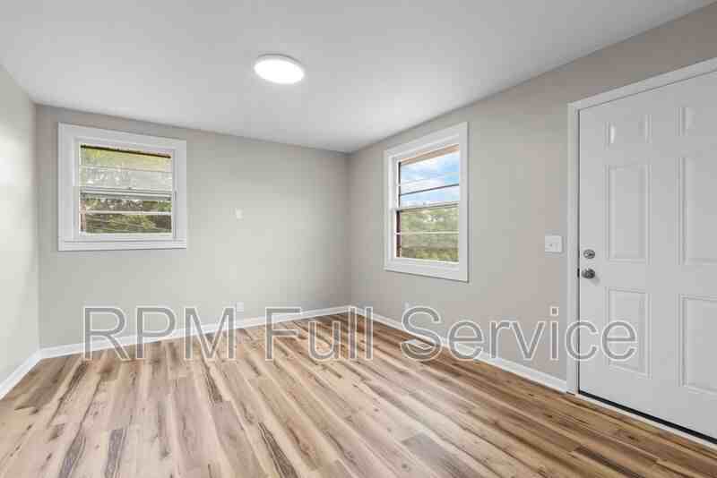 895 W Sharpe Ave #B - Photo 4 of 28