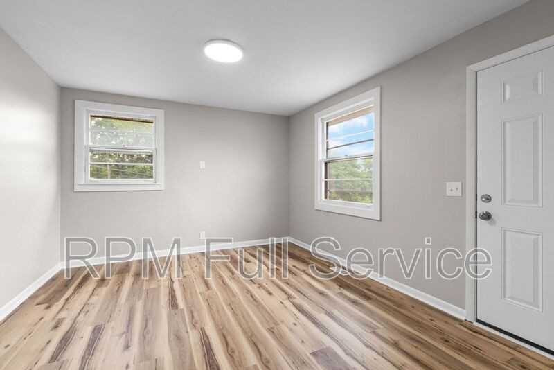 895 W Sharpe Ave #B - Photo 5 of 28