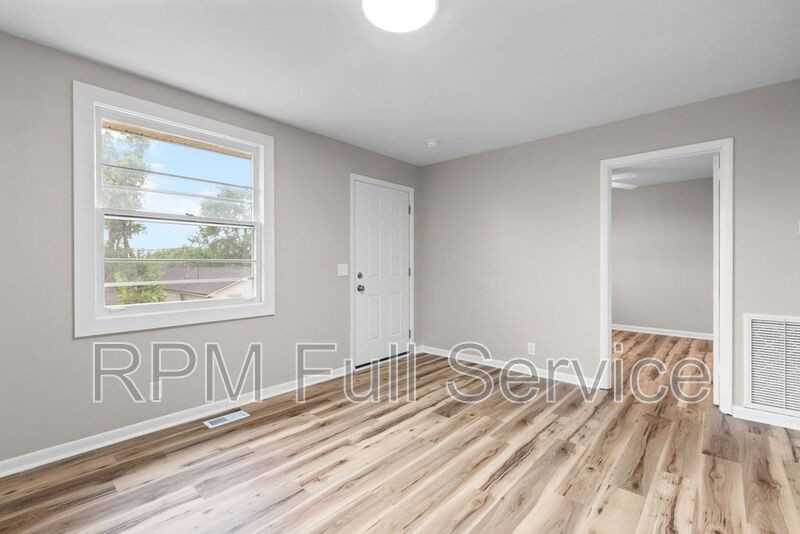 895 W Sharpe Ave #B - Photo 7 of 28