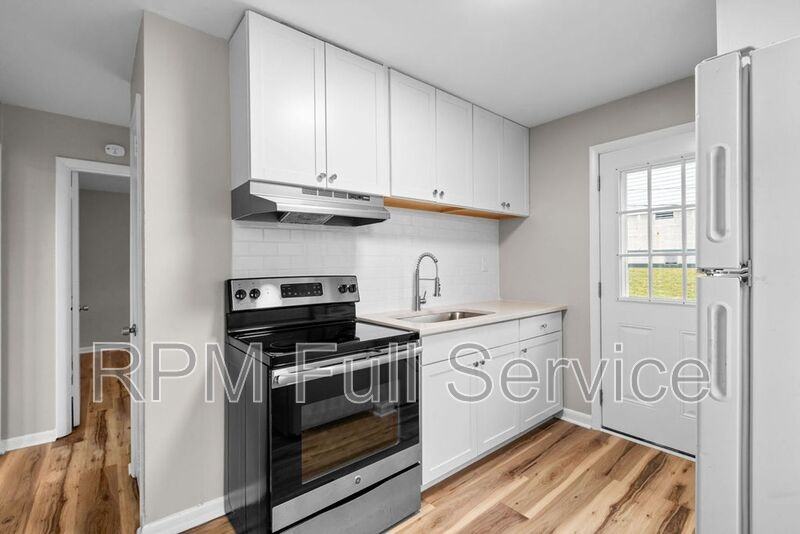 895 W Sharpe Ave #B