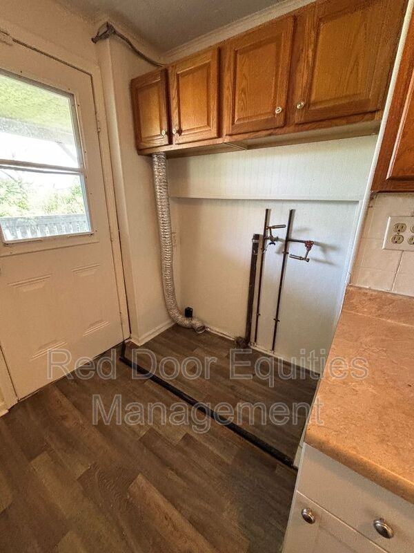 403 1/2 W Wheeling St - Photo 3 of 18