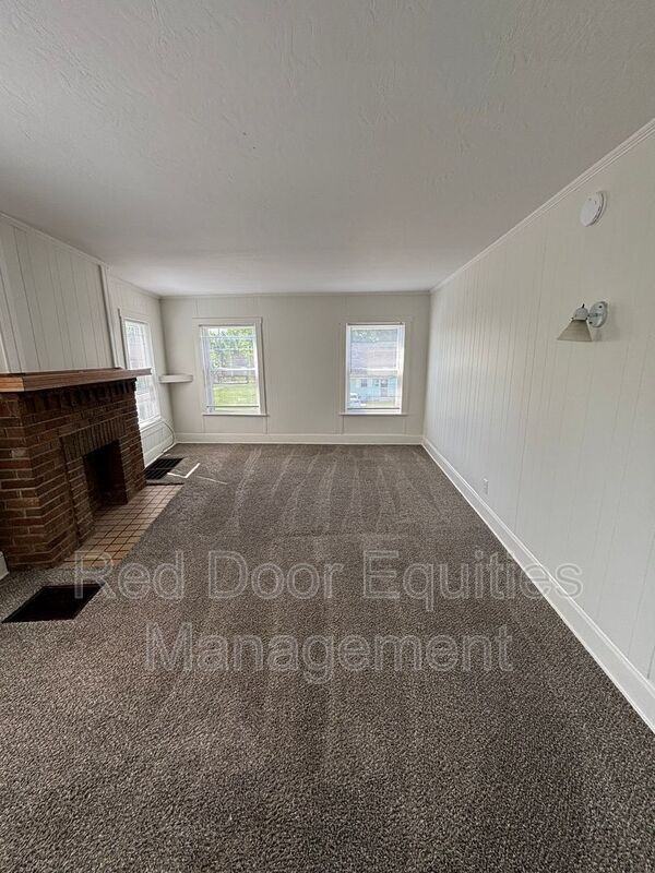 403 1/2 W Wheeling St - Photo 6 of 18