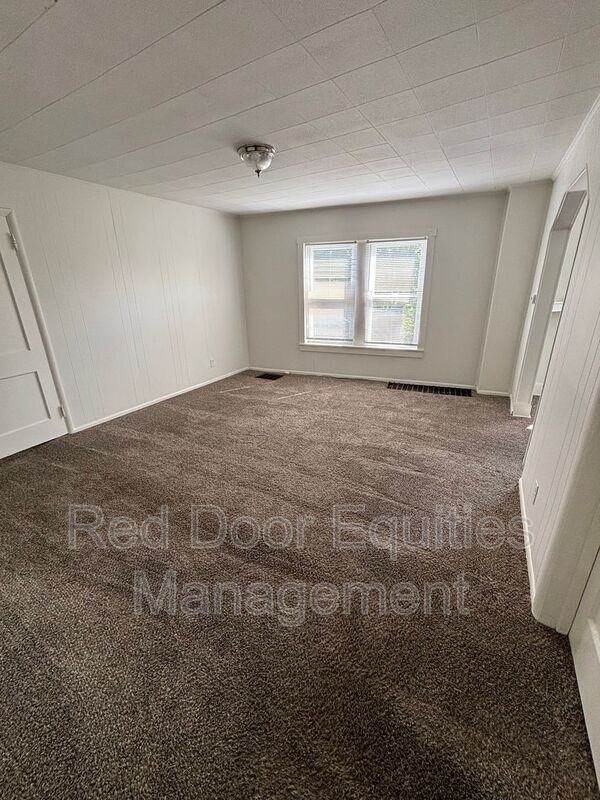 403 1/2 W Wheeling St - Photo 7 of 18