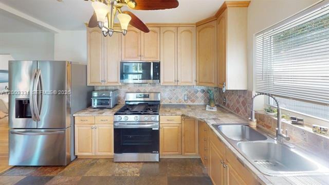 951 Ne 116th St - Photo 6 of 20