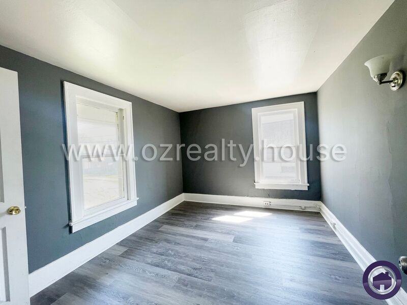 1402 Prouty Ave - Photo 7 of 19