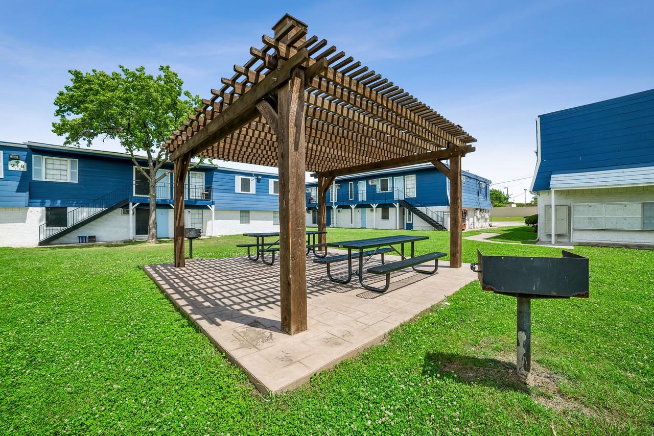 L ABRI APARTMENTS - Photo 3 of 17