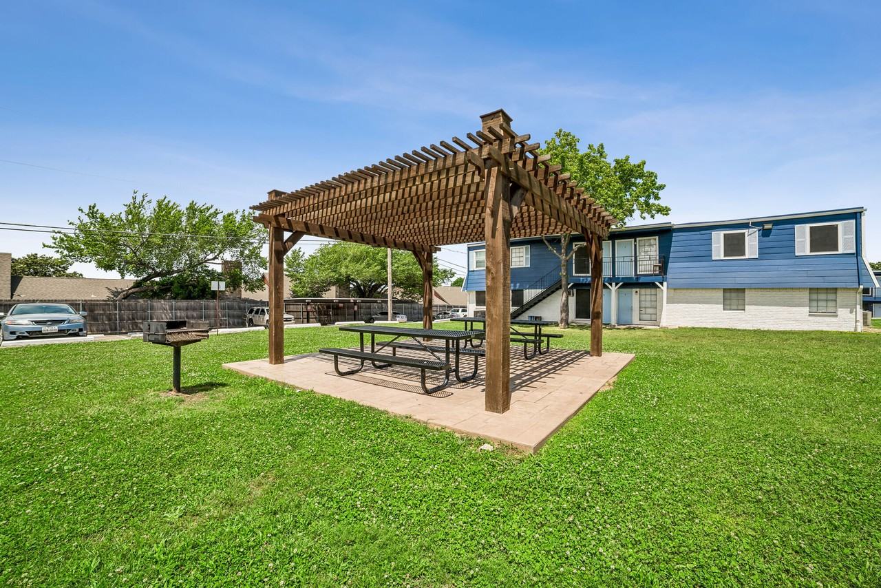 L ABRI APARTMENTS - Photo 4 of 17