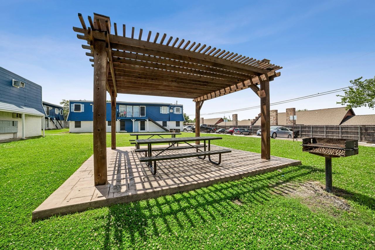 L ABRI APARTMENTS - Photo 5 of 17