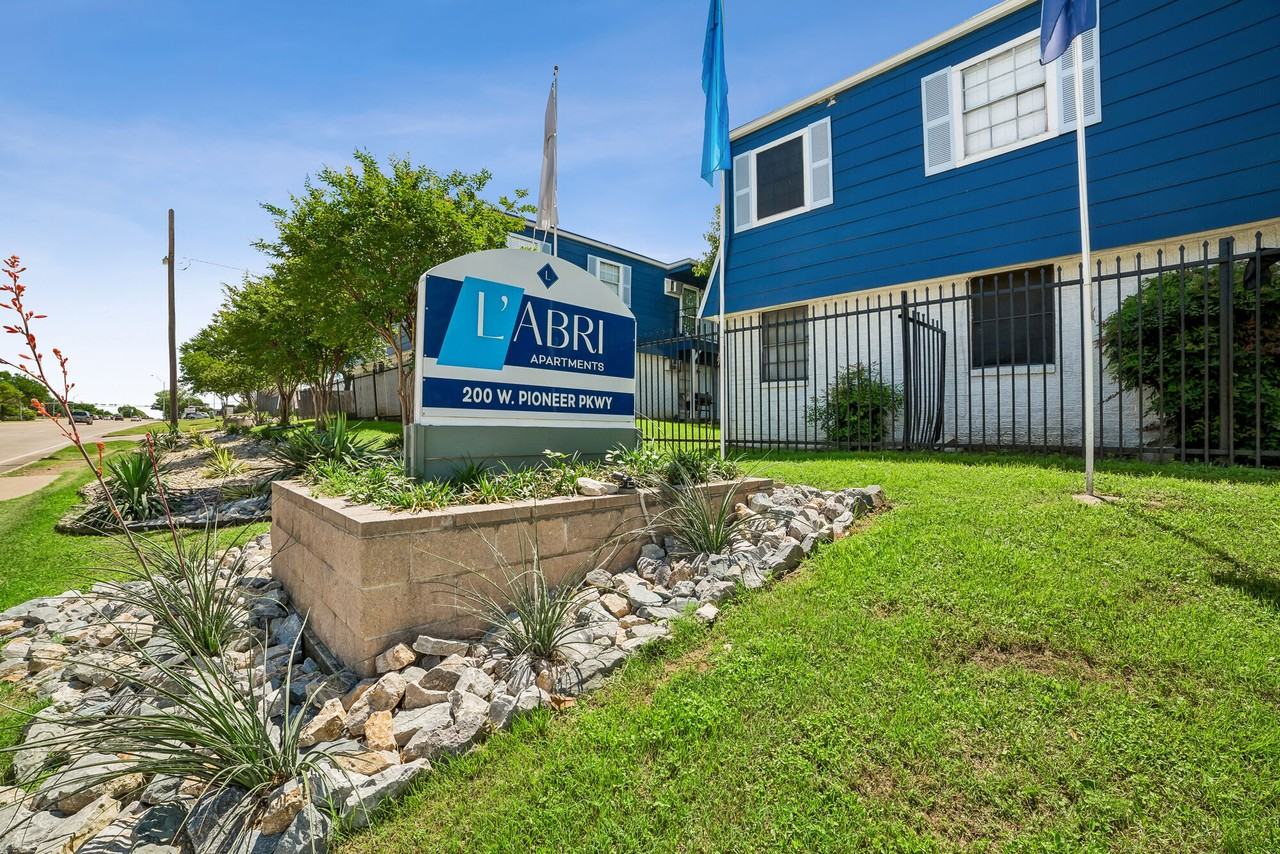 L ABRI APARTMENTS - Photo 6 of 17