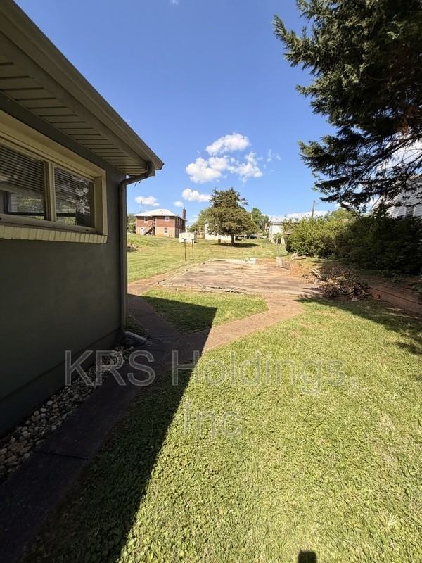 8 Parkwood Ave #A - Photo 3 of 6