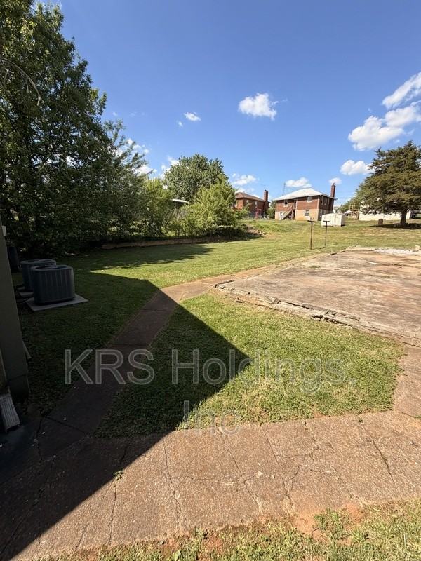 8 Parkwood Ave #A - Photo 4 of 6