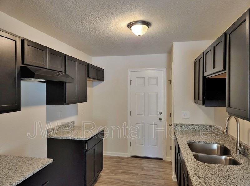 8015 Mattox Ave - Photo 2 of 15