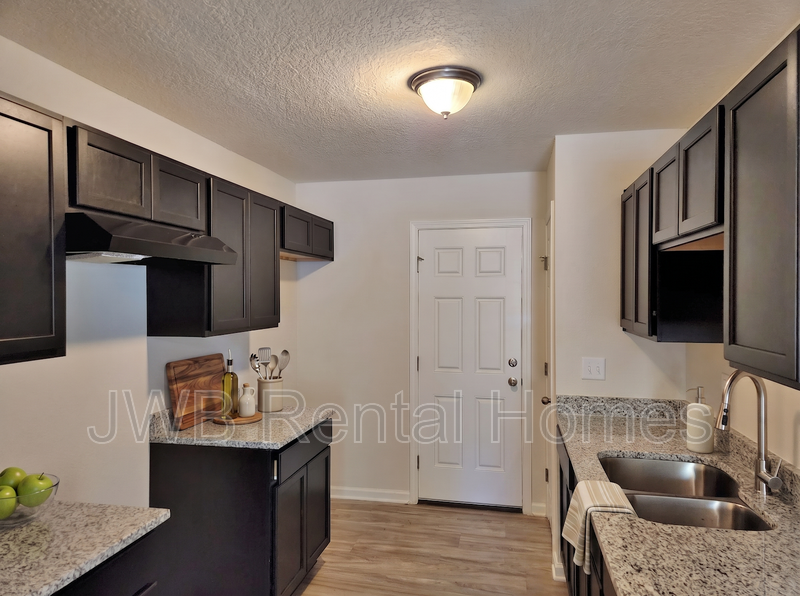 8015 Mattox Ave - Photo 3 of 15