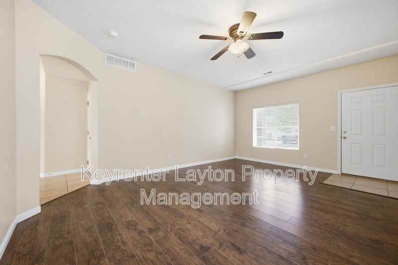 1427 E St - Photo 4 of 30