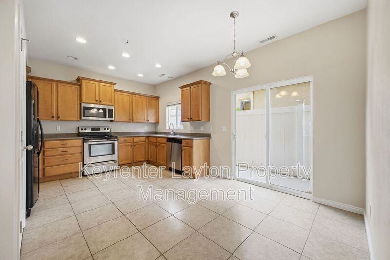 1427 E St - Photo 5 of 30