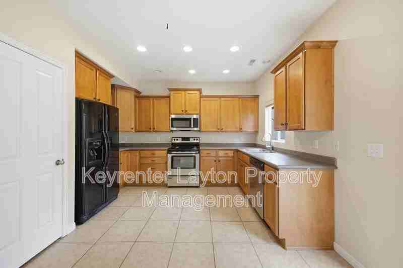 1427 E St - Photo 6 of 30