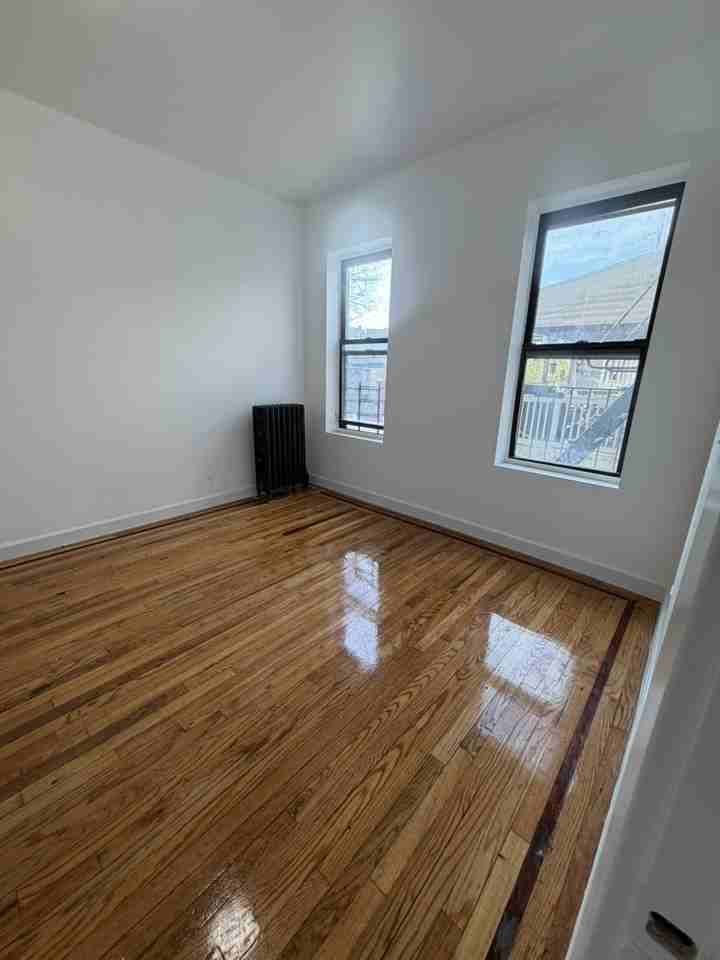 1721 Hobart Ave - Photo 4 of 13