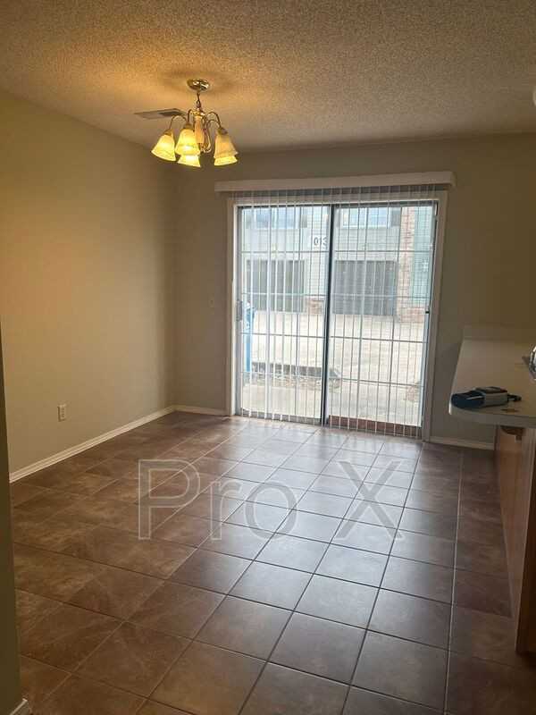 1009 Se J St. A B - Photo 3 of 13