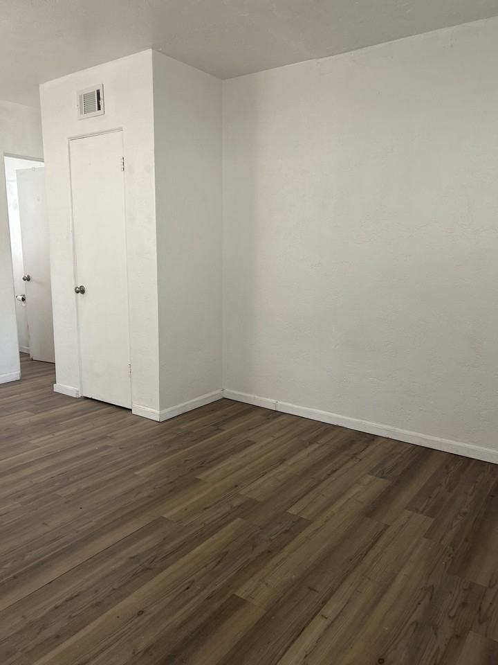 445 7th Ave N - Photo 4 of 7