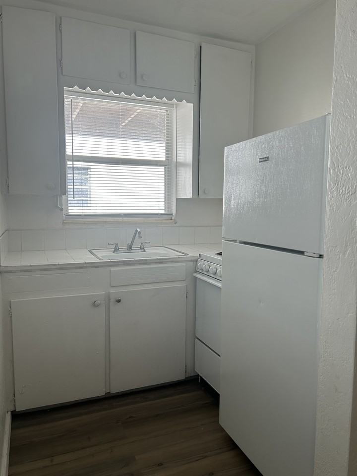 445 7th Ave N - Photo 5 of 7