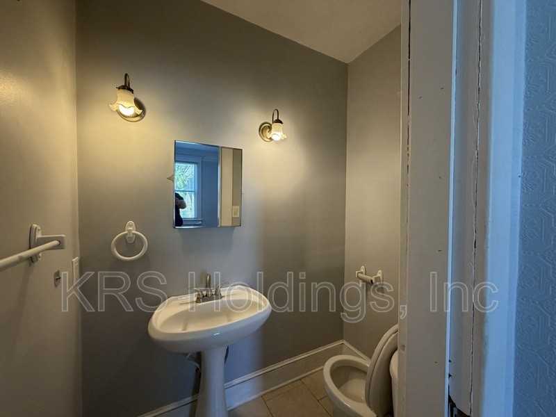 1110 Park Ave - Photo 5 of 17