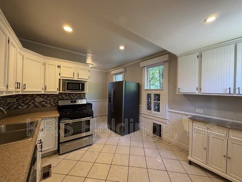 1110 Park Ave - Photo 6 of 17