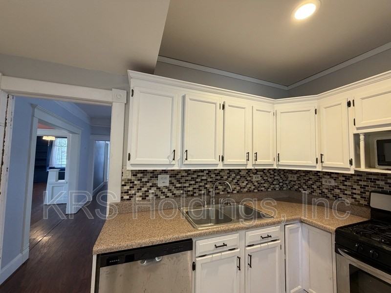 1110 Park Ave - Photo 7 of 17