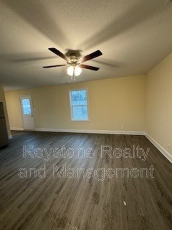 304 Jennifer St - Photo 3 of 8