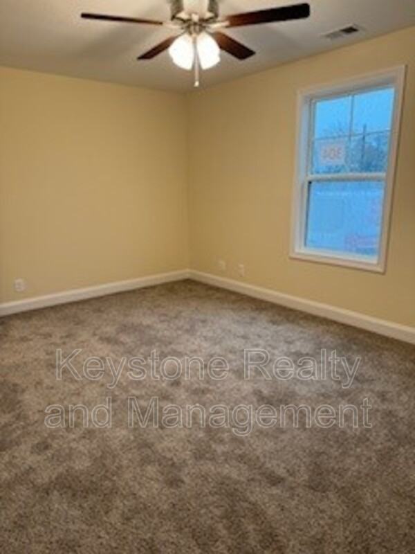 304 Jennifer St - Photo 4 of 8