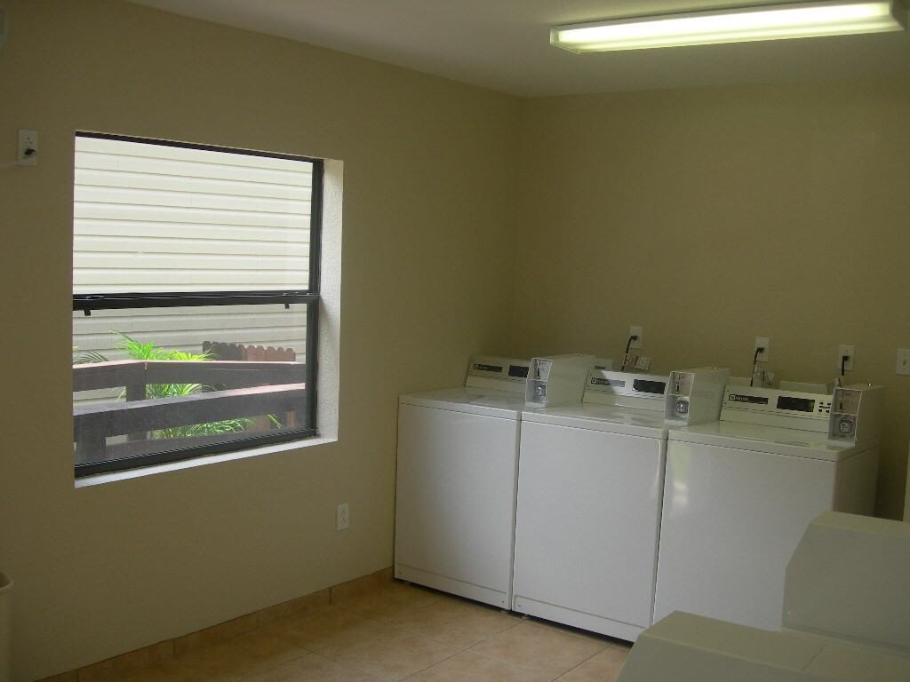 Oakwood Manor Apartments - Photo 7 of 8