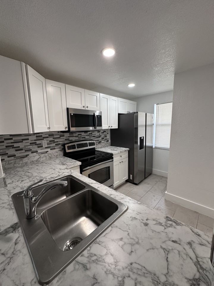 2070 Braman Ave - Photo 2 of 10