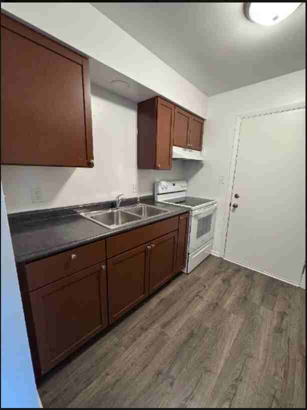 2022 Lawrence Avenue - Photo 3 of 7