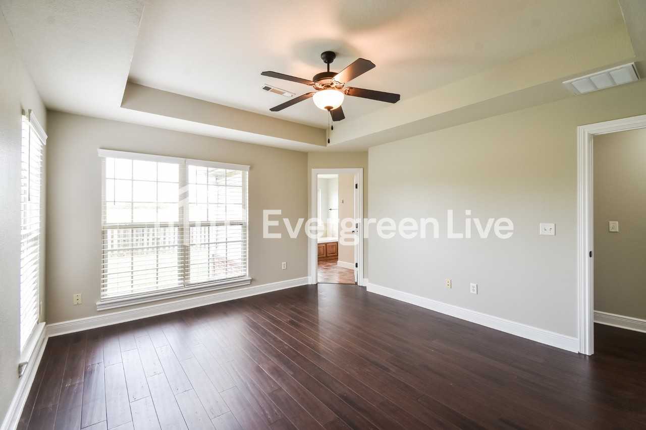 557 N Fox Meadows Ln - Photo 3 of 15